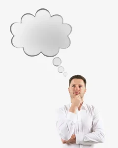 Un homme qui réfléchit sur sa stratégie digitale multicanale et sur comment faire un site web.